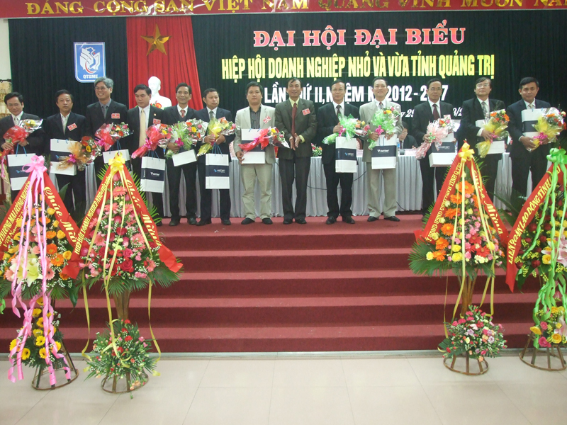 Hiệp hội Doanh nghiệp nhỏ và vừa Tỉnh Quảng trị tặng hoa cho đ/c Lê Hữu Thăng